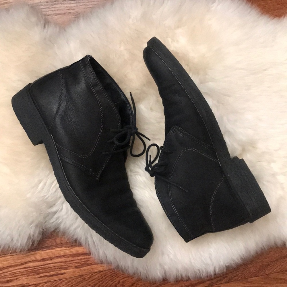 Men’s black leather chukka boots